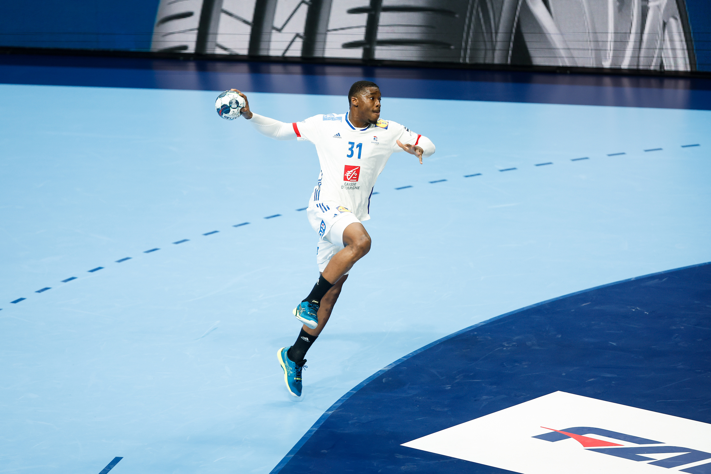 Dylan Nahi runs as fast as an electric skateboard 