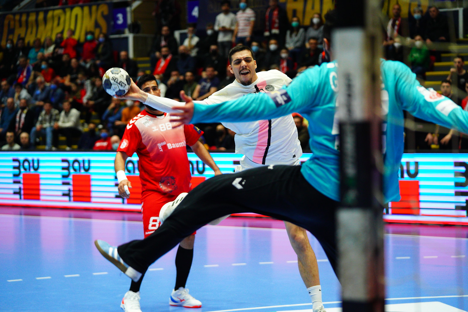 PSG ease to straightforward win against Dinamo