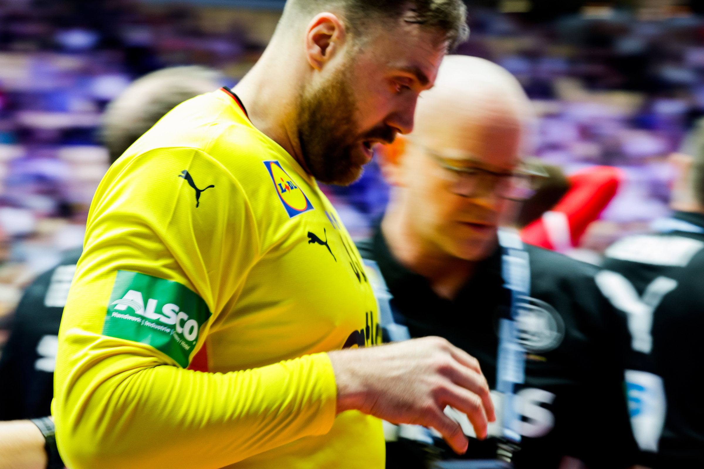 Live blog: More thrilling matches underway