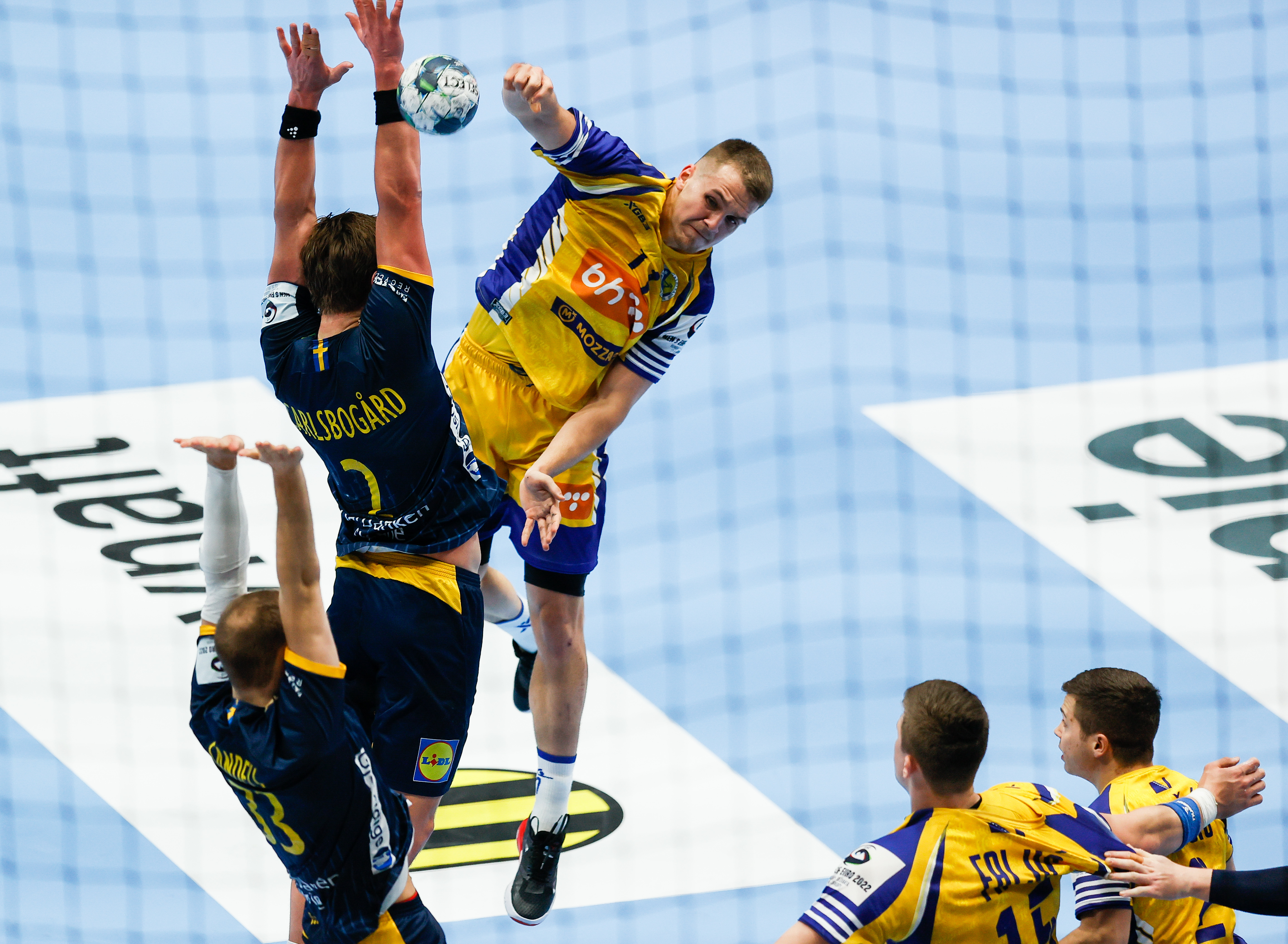 Sweden cruise to easy opening victory