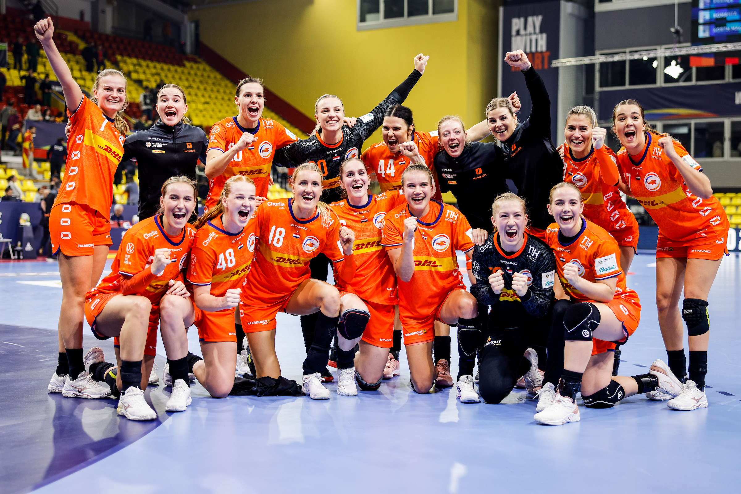 Netherlands cruise to main round in style