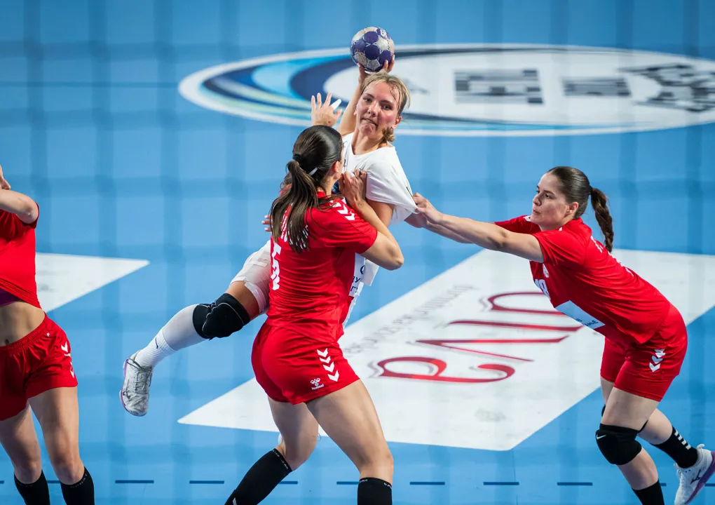 Big wins and first defeats as W19 EHF EURO main round starts