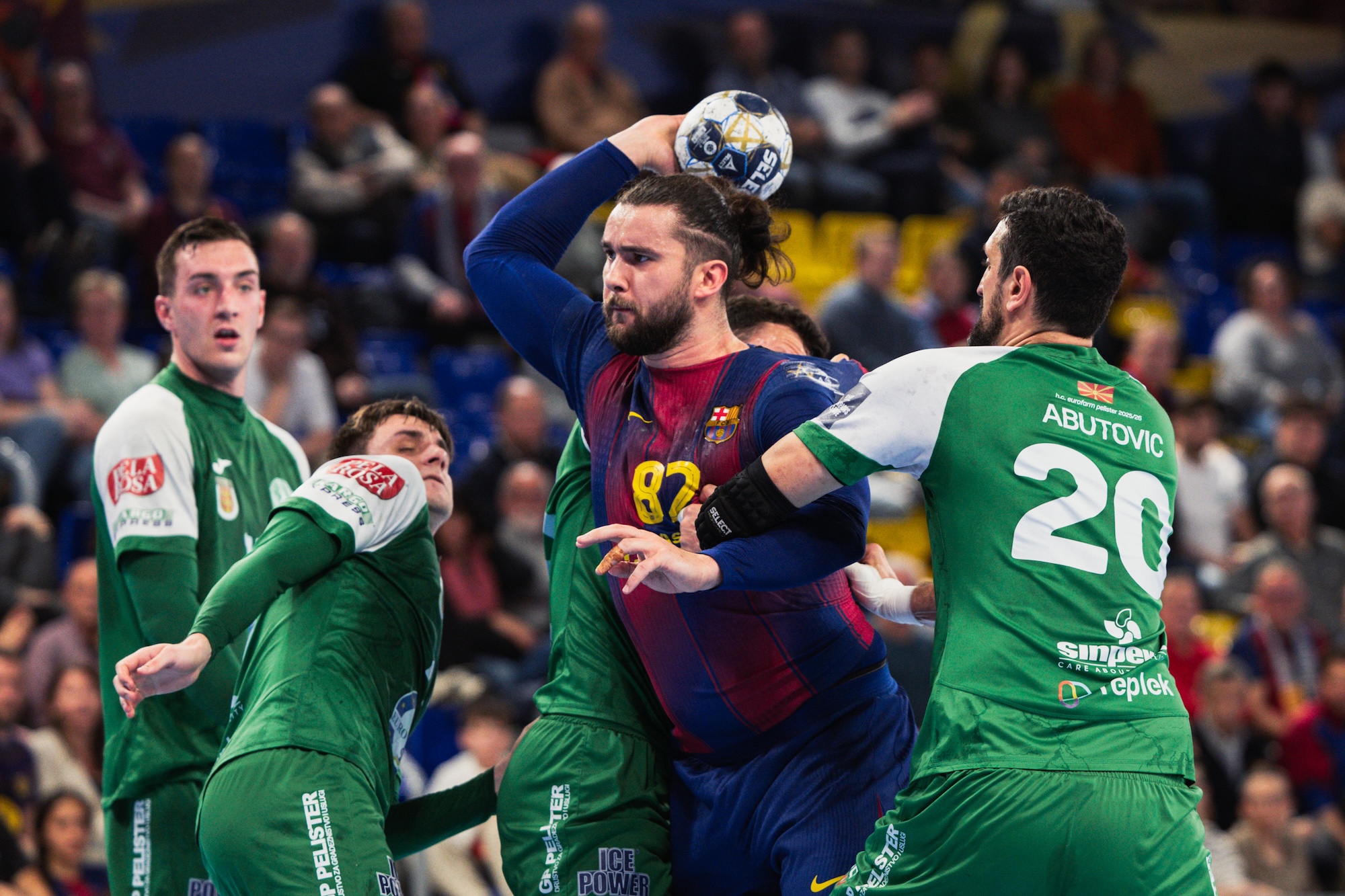 Barça number one after goal record; PSG overthrow Magdeburg