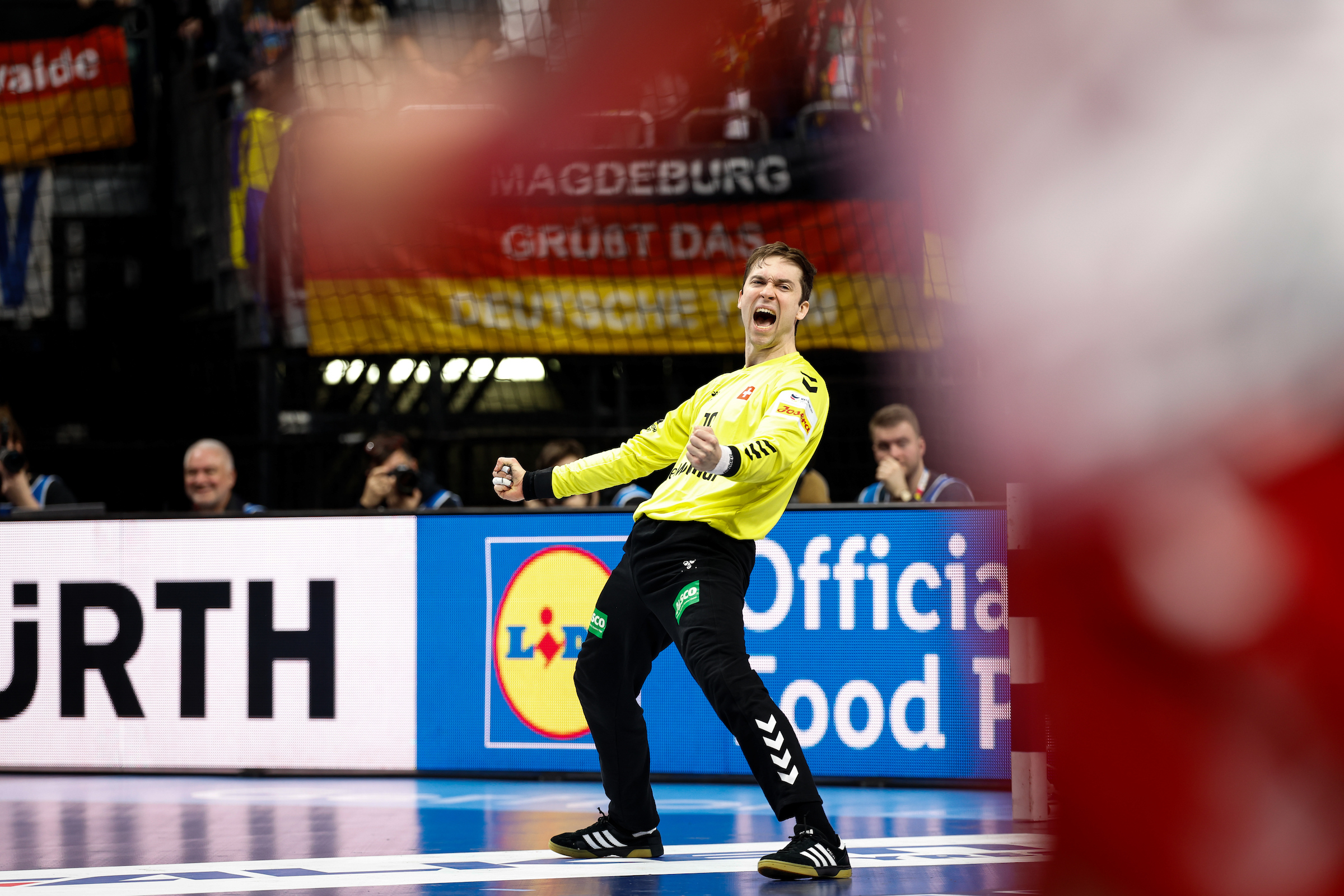 Summary: Two draws; points for Iceland, Spain on super Sunday