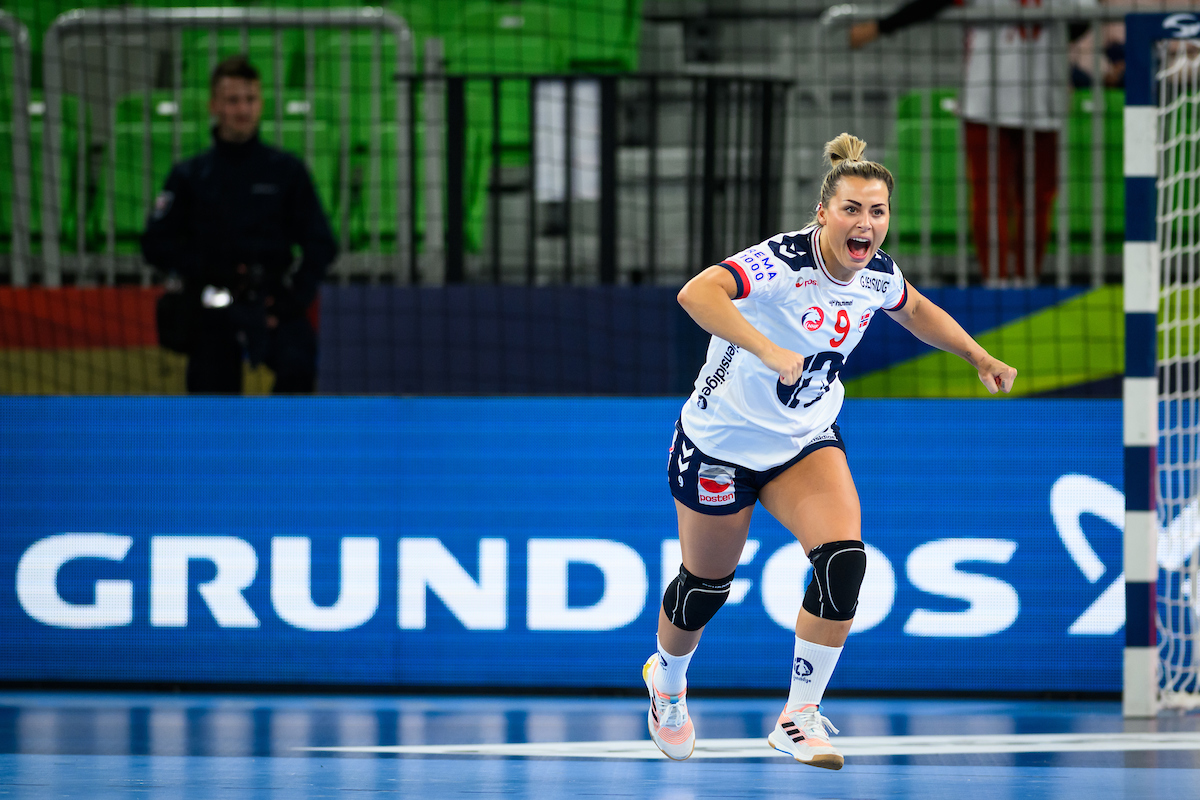 Norway cruise towards main round berth