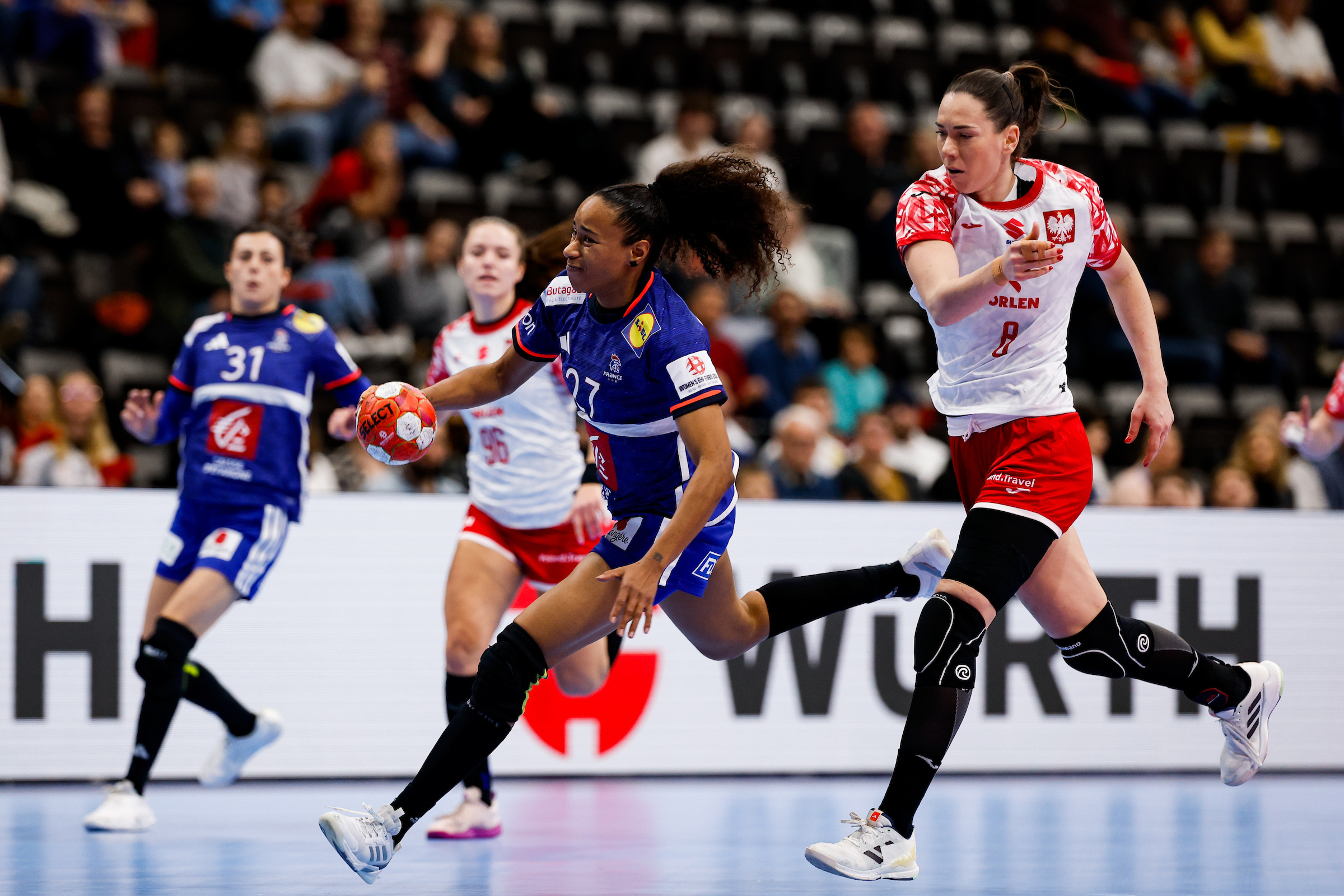 France power to statement win over Poland